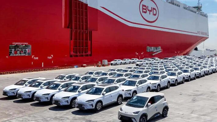 ECONOMIA BYD recebe primeiro navio próprio para exportar carros elétricos Explorer No. 1 tem capacidade para 7 mil veículos e vai ajudar a ampliar exportações da BYD. Marca chinesa é a líder global de eletrificados FOTO BYD - Divulgação Foto: BYD