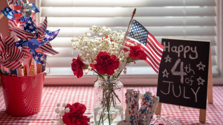 5 Patriotic Mason Jar DIYs That Make The Perfect Fourth Of July Decor