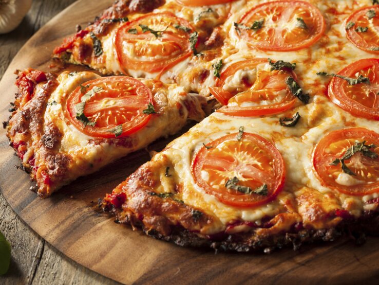 Blumenkohl-Pizza: Bei diesem Low-Carb-Genuss ist der Pizzateig überflüssig