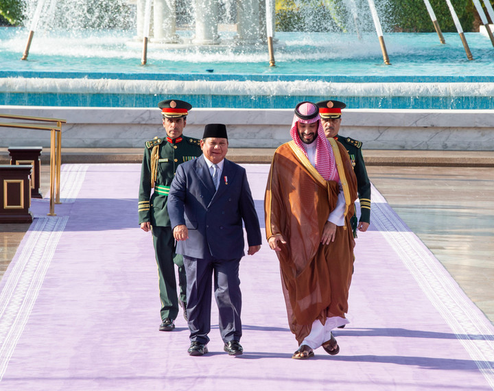 Presiden Prabowo Subianto bertemu dengan Putra Mahkota sekaligus Perdana Menteri Arab Saudi, Pangeran Mohammed bin Salman Al Saud, di Istana Al-Salam, Jeddah, Rabu (2/7). Foto: : Kementerian Media Arab Saudi