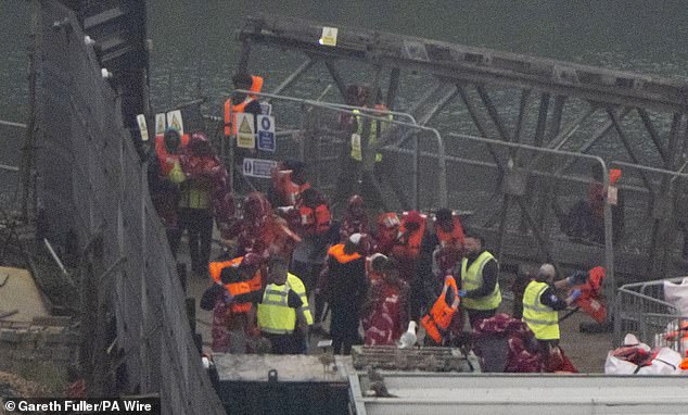 Migran yang menyeberang ke Selat Inggris menuju Inggris '24 kali lebih mungkin masuk penjara dibandingkan warga Inggris'