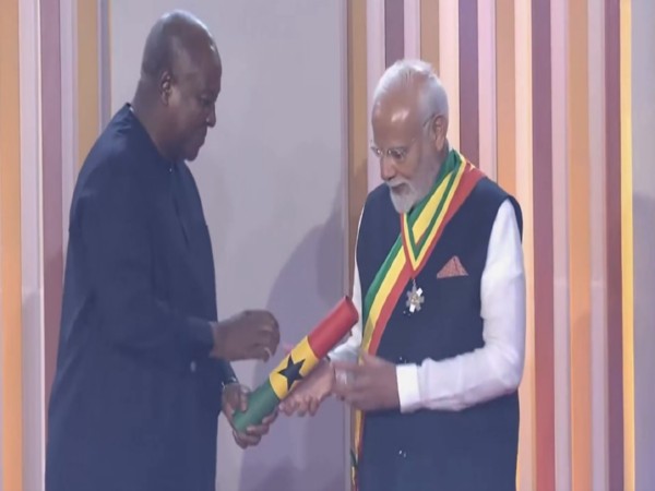 PM Modi menyebut penghargaan tertinggi negara Ghana sebagai 'suatu kebanggaan yang sangat besar' dan menerimanya atas nama 1,4 miliar orang India.