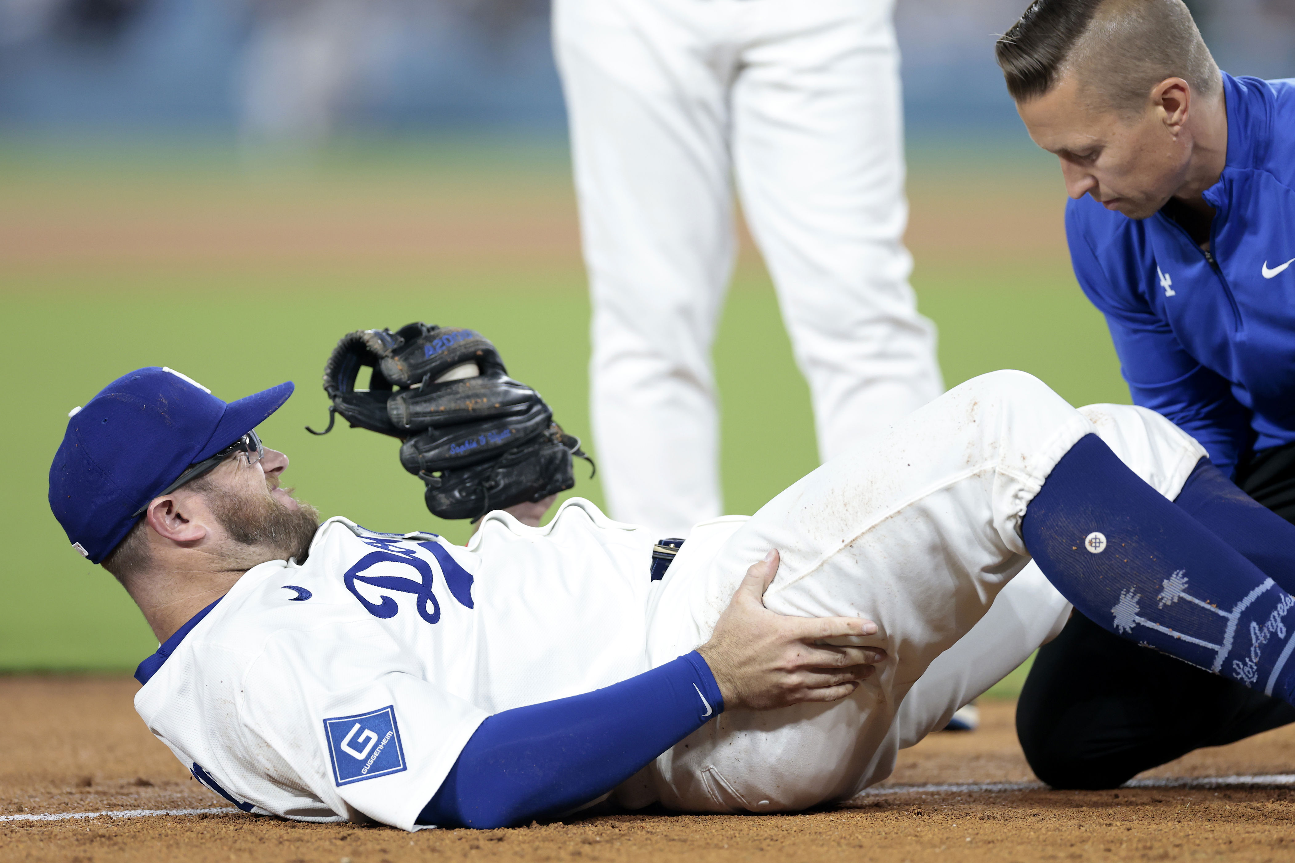Dodgers All-Star candidate Max Muncy helped off field with knee injury
