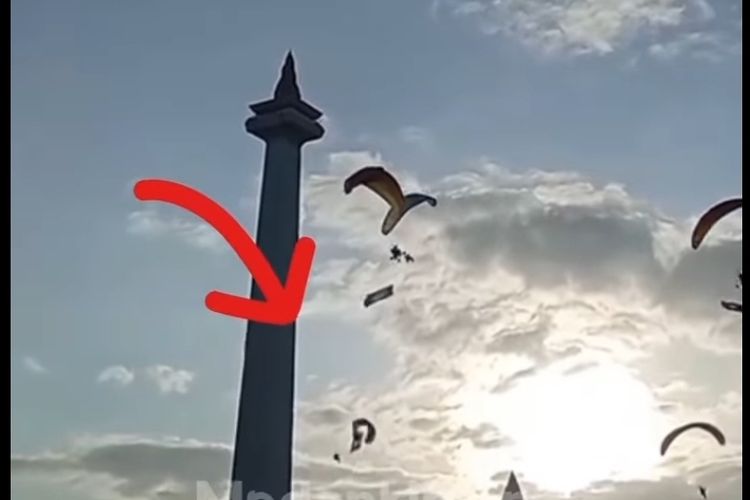 Atlet paramotor terjatuh ketika melakukan manuver dalam rangka HUT Polri, di Monas, Jakarta Pusat,Selasa (1/7/2025)