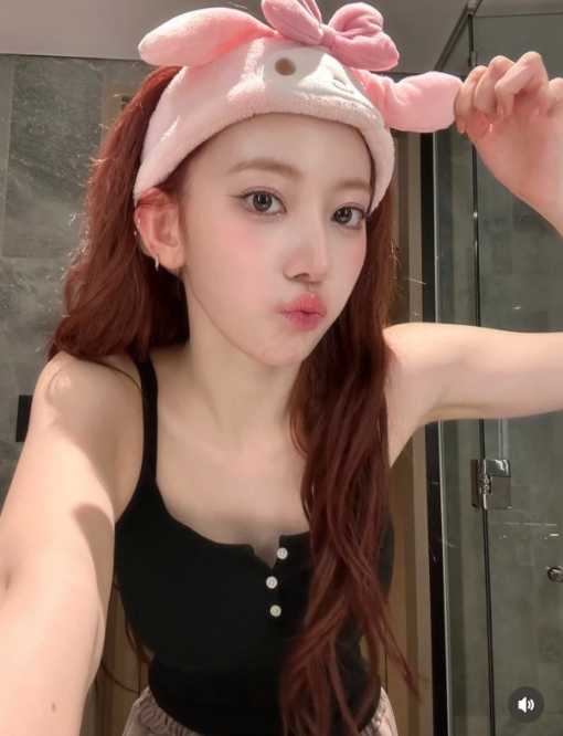 LE SSERAFIM・宮脇咲良、可愛すぎる“推し活”姿に反響 「ビジュアル強