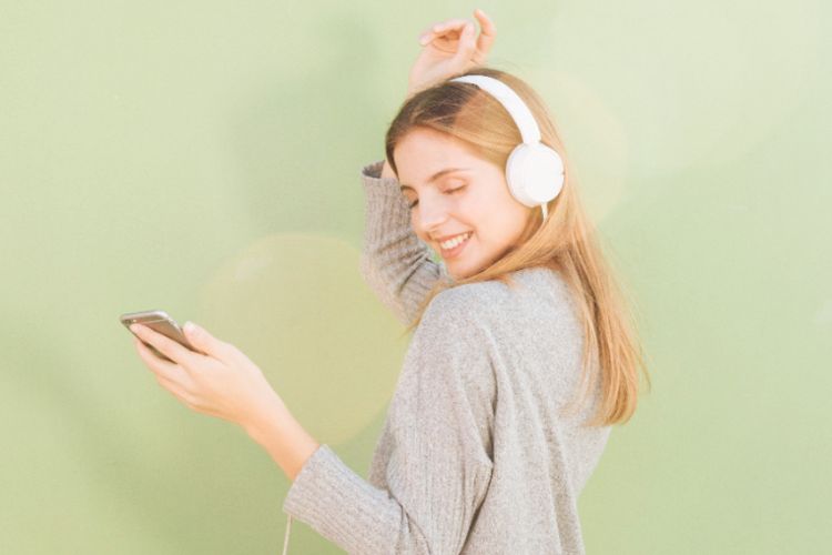 5 Zodiak yang Jiwanya Kembali Tenang dengan Mendengarkan Musik Ketika