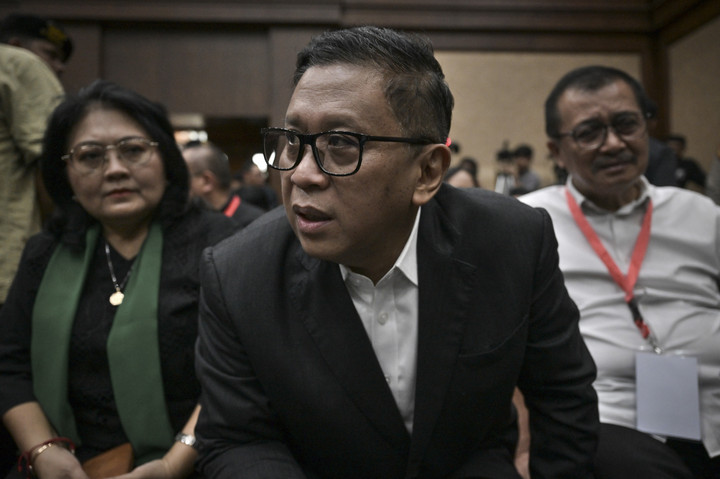 Terdakwa kasus dugaan perintangan penyidikan kasus korupsi Harun Masiku, Hasto Kristiyanto didampingi istrinya, Maria Stefani Ekowati dan mantan Wakapolri Oegroseno bersiap menjalani sidang lanjutan di Pengadilan Tipikor, Jakarta, Kamis (3/7/2025). Foto: Bayu Pratama S/ANTARA FOTO