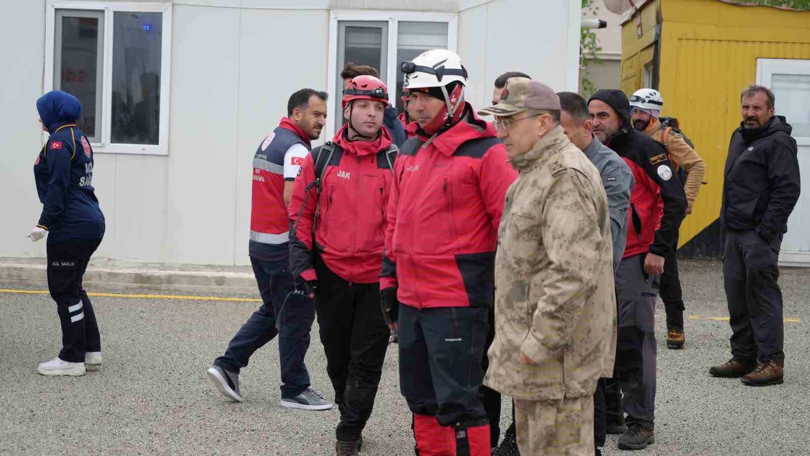 ERZURUM-BAYBURT VE RİZE SINIRINDA DÜŞEN UÇAKTAN YARALI OLARAK KURTULAN KADIN YOLCU, HELİKOPTER İLE ERZURUM ŞEHİR HASTANESİ'NE GETİRİLDİ.