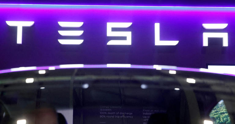 Vista aérea de una planta de Tesla representando la nueva gigafactoría en China