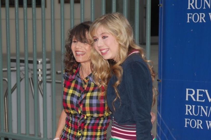 Image of Jennette McCurdy and her mother, Debra McCurdy, in 2009