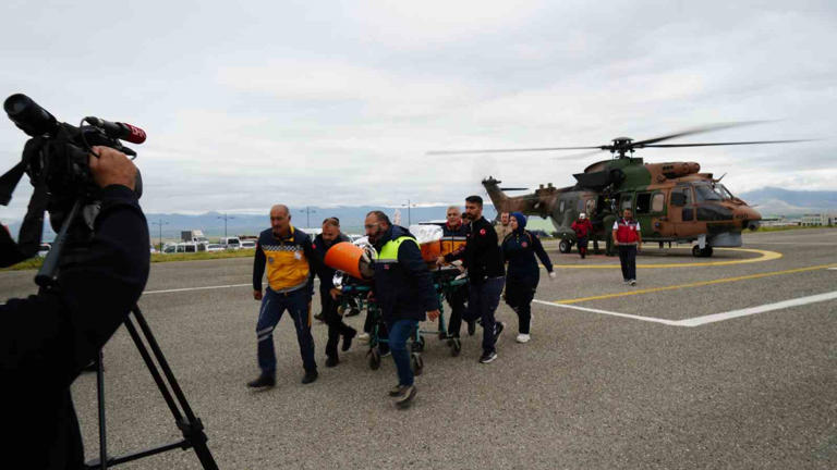 ERZURUM-BAYBURT VE RİZE SINIRINDA DÜŞEN UÇAKTAN YARALI OLARAK KURTULAN KADIN YOLCU, HELİKOPTER İLE ERZURUM ŞEHİR HASTANESİ'NE GETİRİLDİ.