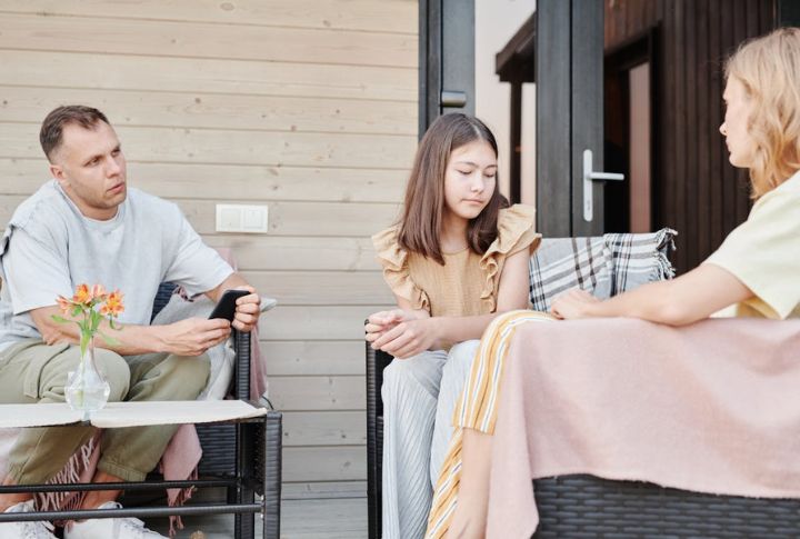 10 toxic behavior patterns of a controlling mother