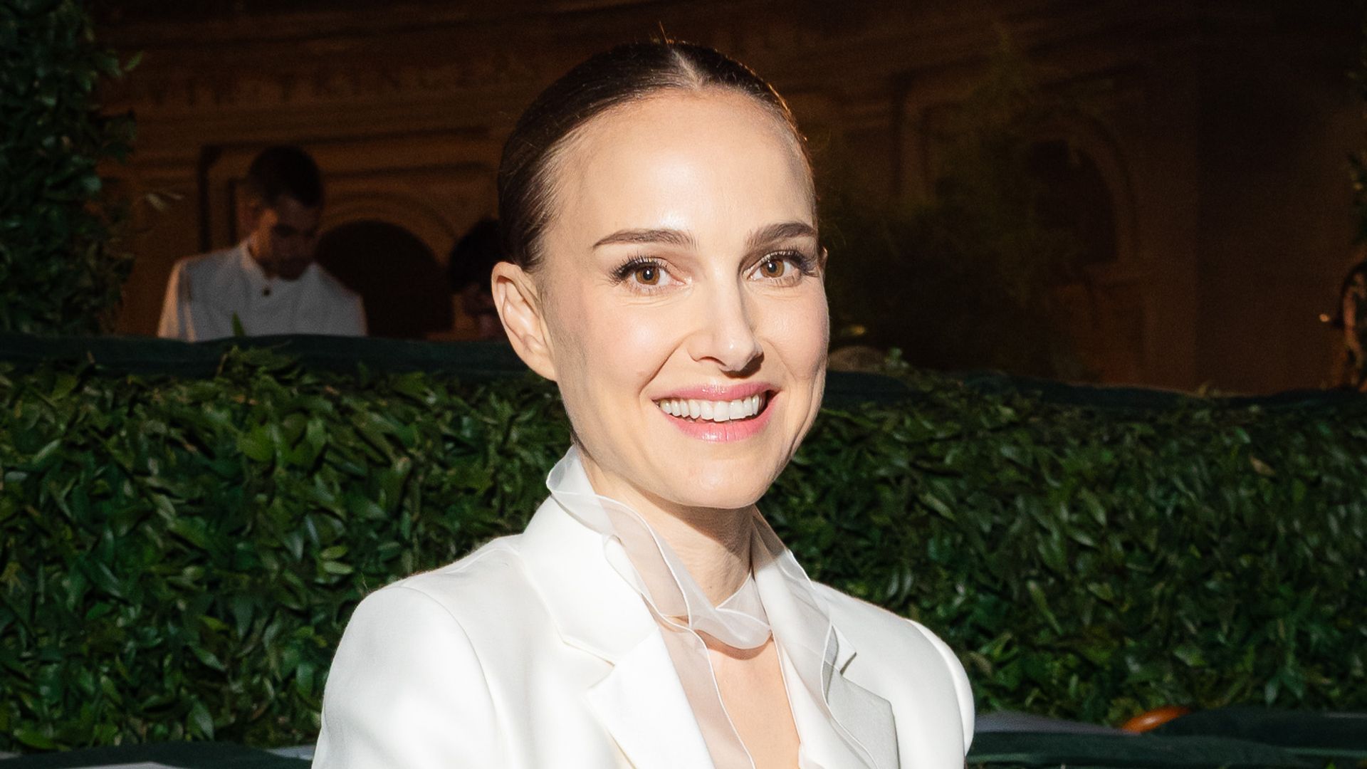 Natalie Portman's mini dress is peak summer chic(00)
