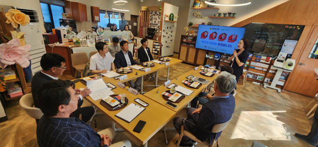 경남도의회 의원연구단체 사회복지연구회가 지난 2일 전주시 평화사회복지관을 찾아 담당자로부터 복지관 운영 사례 설명을 듣고 있다./경남도의회/