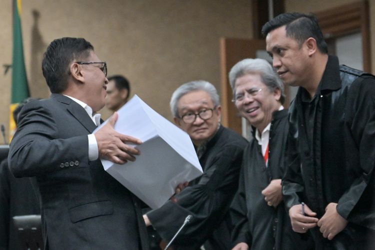 Terdakwa kasus dugaan suap pergantian antarwaktu (PAW) untuk anggota DPR Harun Masiku dan perintangan penyidikan, Hasto Kristiyanto (kiri) berbicara dengan tim kuasa hukumnya usai sidang pembacaan tuntutan di Pengadilan Tipikor, Jakarta, Kamis (3/7/2025). Jaksa menuntut Sekjen PDI Perjuangan itu dengan pidana penjara tujuh tahun dan denda sebesar Rp600 juta subsider pidana kurungan pengganti selama enam bulan karena dinilai bersalah. ANTARA FOTO/Bayu Pratama S/app/nz