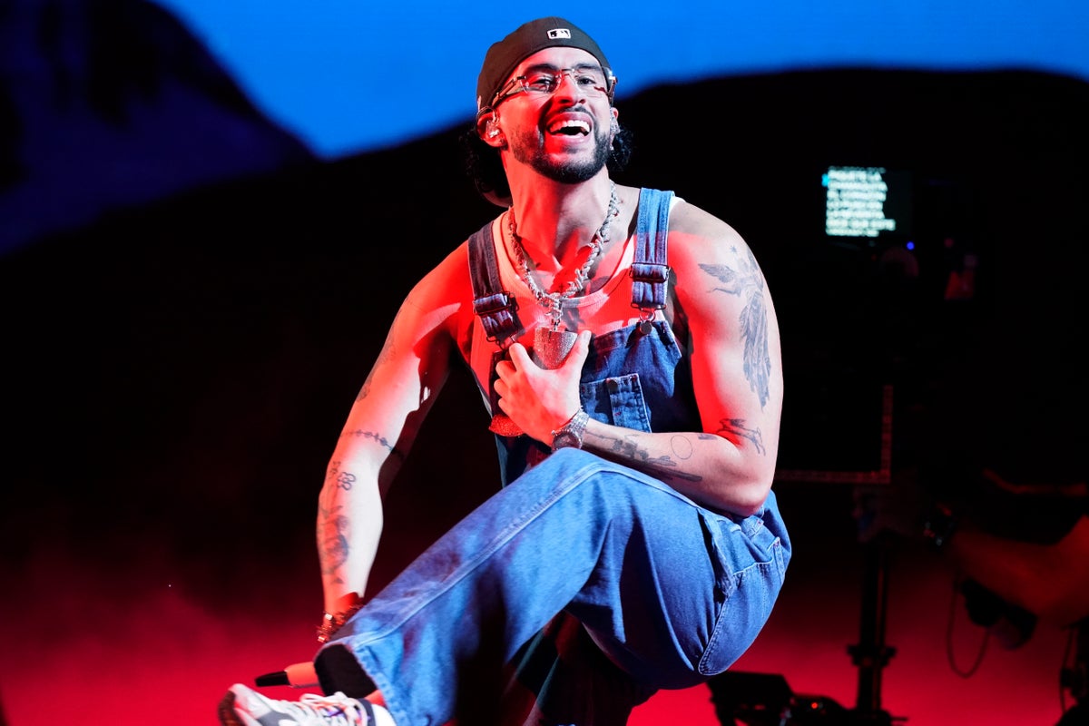 Bad Bunny posando sin camisa con un fondo neutro, ilustrando la noticia sobre su tendencia viral del 4 de julio.