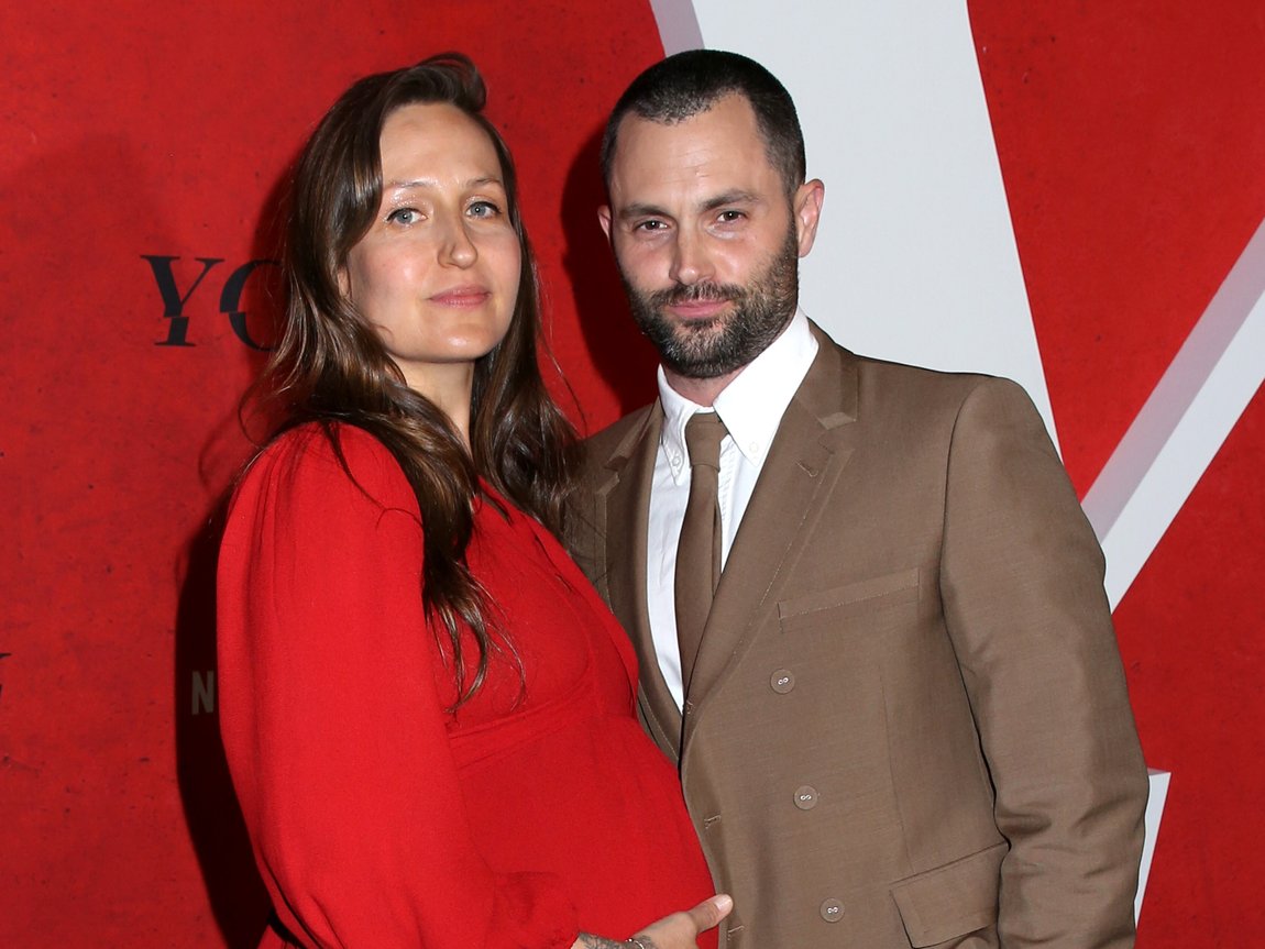 Penn Badgley's wife proudly shows off her baby bump(02)