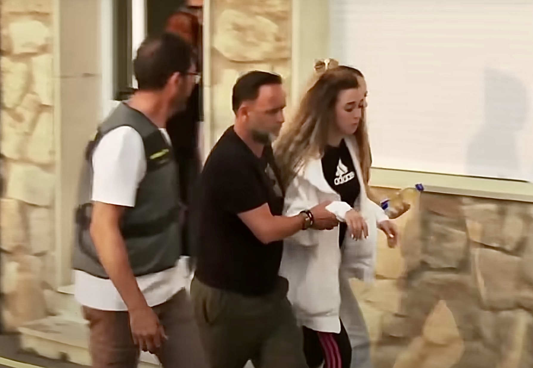 Rute Cardoso - vợ Diogo Jota - được dìu đi sau khi rời Viện Y học Pháp y Zamora ở miền Bắc Tây Ban Nha, chiều 3/7/2025. Ảnh: AS