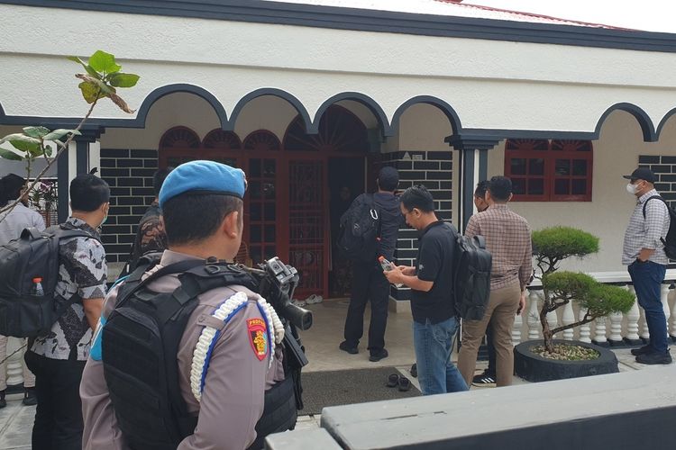 Petugas KPK melakukan penggeledahan di salah satu rumah di Jalan Mawar, Lingkungan III, Kelurahan Ujungpadang, Kecamatan Padangsidimpuan Selatan, Kota Padangsidimpuan, Sumatra Utara, Jumat (3/7/2023) pagi. Rumah yang digelar diketahui milik Muhammad Akhirun Piliang (KIR) alias Kirun, salah satu tersangka dugaan kasus korupsi proyek pembangunan jalan yang dilakukan OTT oleh KPK di Mandailing Natal, bersama bersama tersangka lainnya.