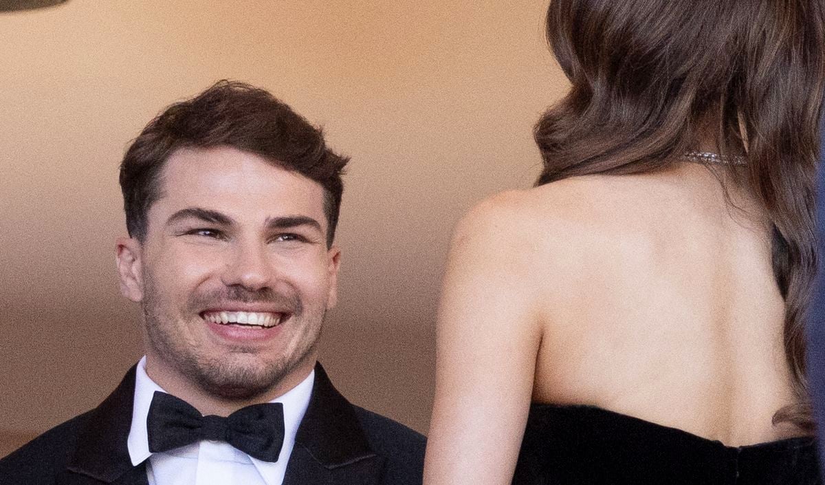 Il n'y a pas qu'Iris Mittenaere dans sa vie ! Antoine Dupont témoigne son  admiration à une femme très importante qui a “toujours été un soutien”