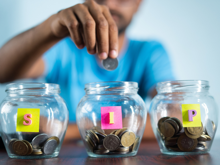 Techie earns Rs 15 LPA but has zero savings. CA asks him just to track one number every week to fix his finance