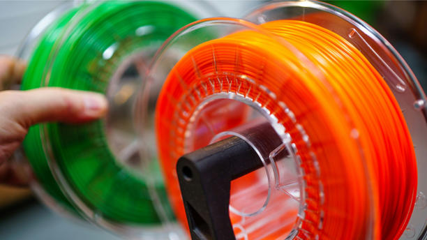 Revolutionair nieuw plastic is flexibel, 'elektrisch', afbreekbaar en PFAS-vrij