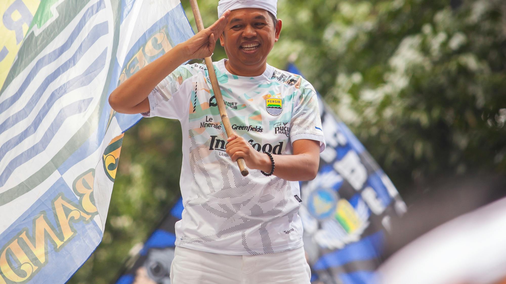 Gubernur Jawa Barat Dedi Mulyadi sedang menyapa masyarakat setelah pertandingan bola Persib.