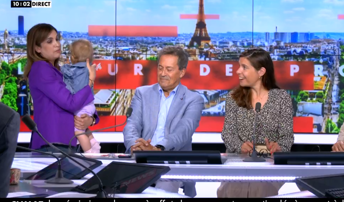 Sonia Mabrouk: Mới chỉ 11 tháng tuổi, con gái cô, Soraya, đã lần đầu tiên xuất hiện trên TV và trực tiếp!