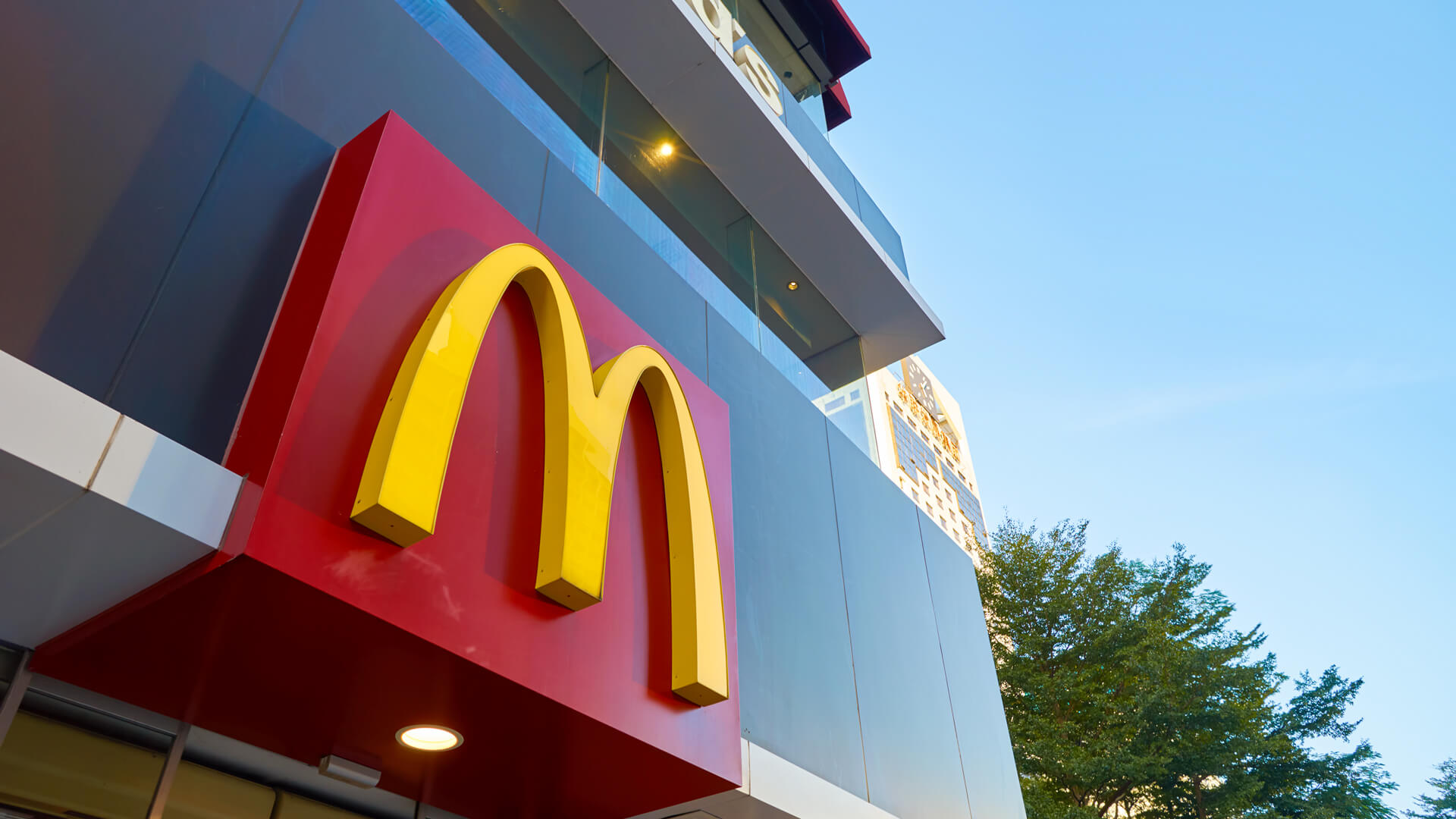 McDonald’s Hiring 375,000 People This Summer as Sales Fall — What It ...