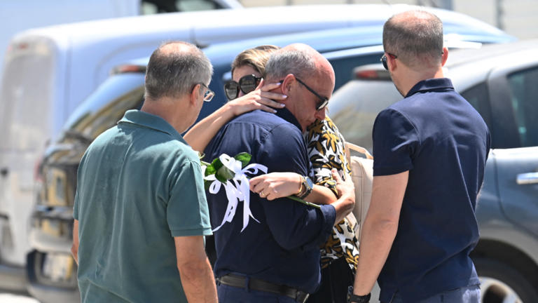 Familiares e amigos chegam a velório de Diogo Jota e irmão em cidade  portuguesa