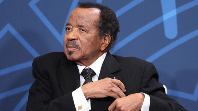 Présidentielle au Cameroun: la certitude d'une candidature de Paul Biya fait divergence au sein du gouvernement. ( Depuis quand on vote pour un vieillard qui n'a rien foutu dans le pays et fait pipi sur son pantalon en publique? les Camerounais sont bizarres dixit Médard Ntep) Les Camerounais étaient pourtant champions pour critiquer Robert Mugabe.