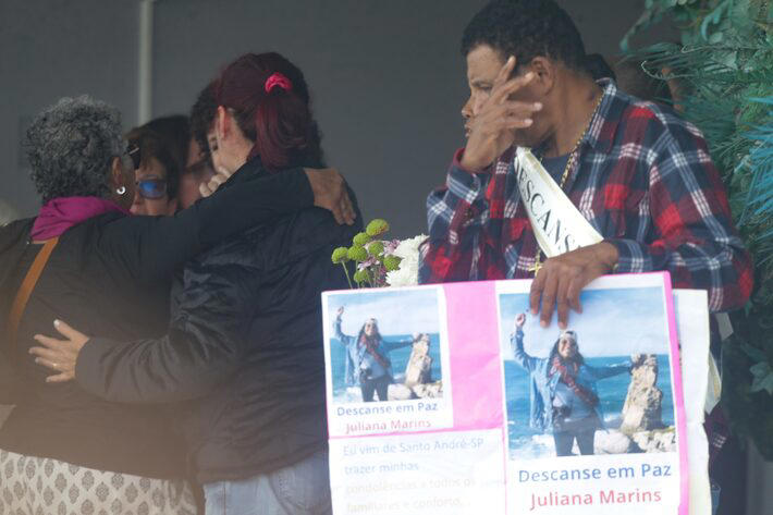 Família de Juliana Marins desiste de cremação e corpo será sepultado em Niterói