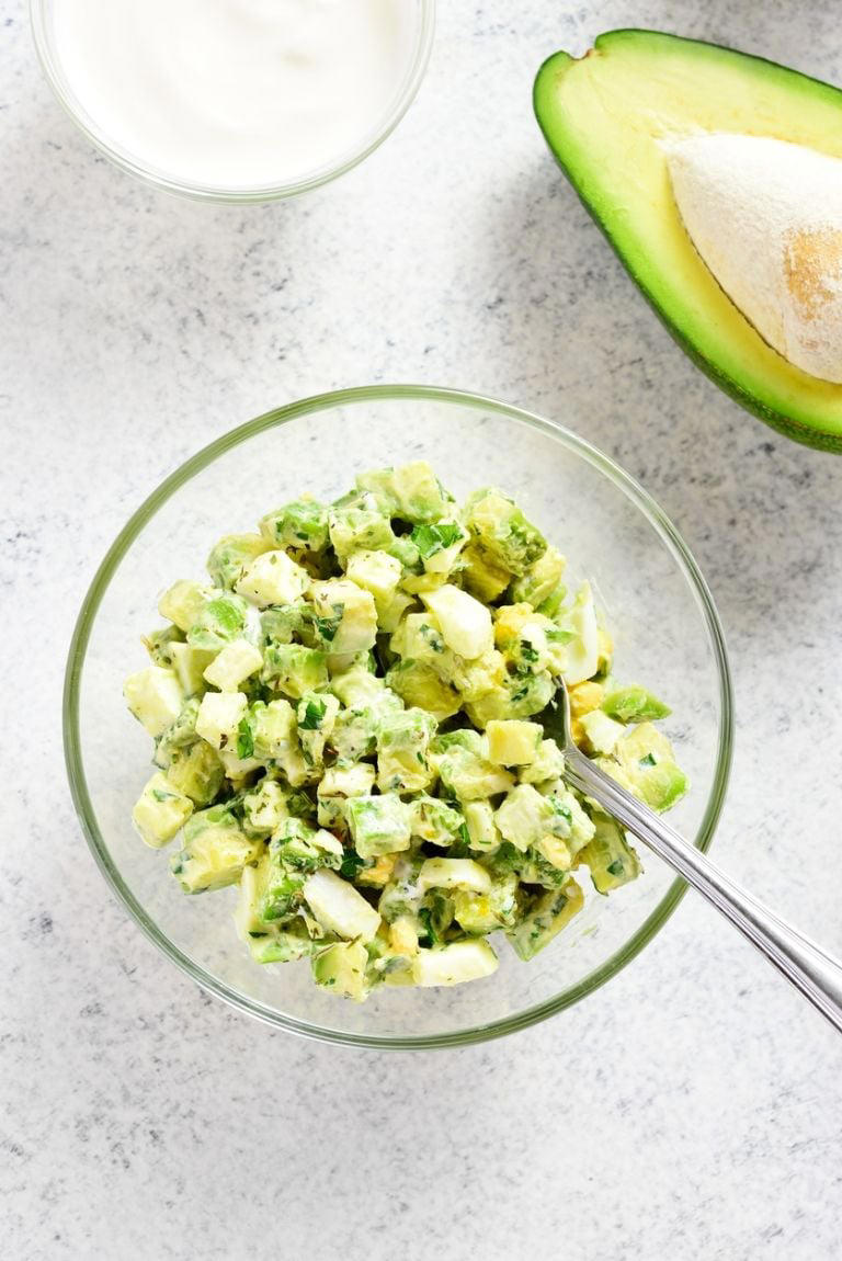 Esta ensalada lleva melón, aguacate, pepino y queso si deseas. Foto: Tatiana Volgutova - iStock.