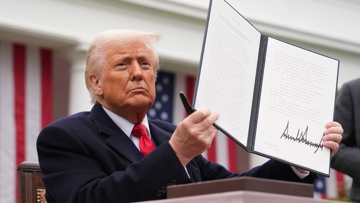 Firma de Trump saldrá en billetes de dólar por 250 aniversario de EU