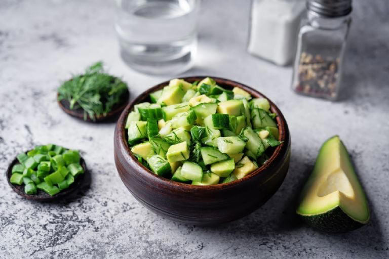 Prepara esta ensalada super fresca y sabrosa. Foto: nata_vkusidey - iStock.