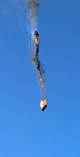 Tras el incendio en el globo, las personas empezaron a caer / Redes Sociales