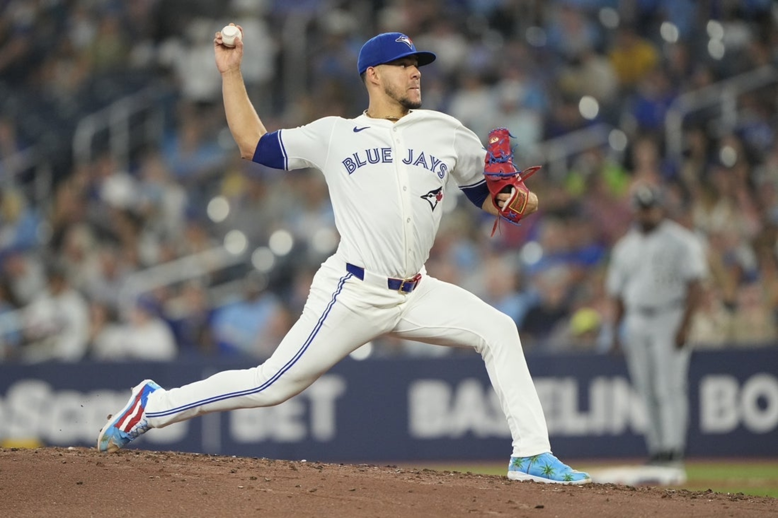 Blue Jays homers back up strong pitching in win over White Sox