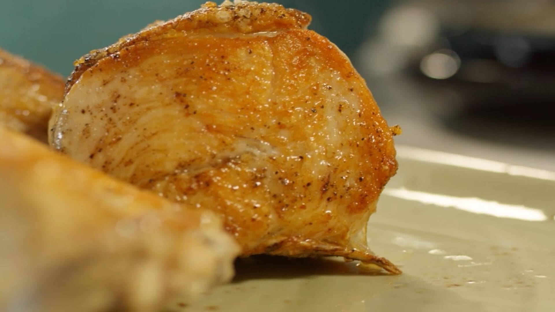 Knusprige Hähnchenbrust mit Haut und Knochen - Tipps zum Anbraten