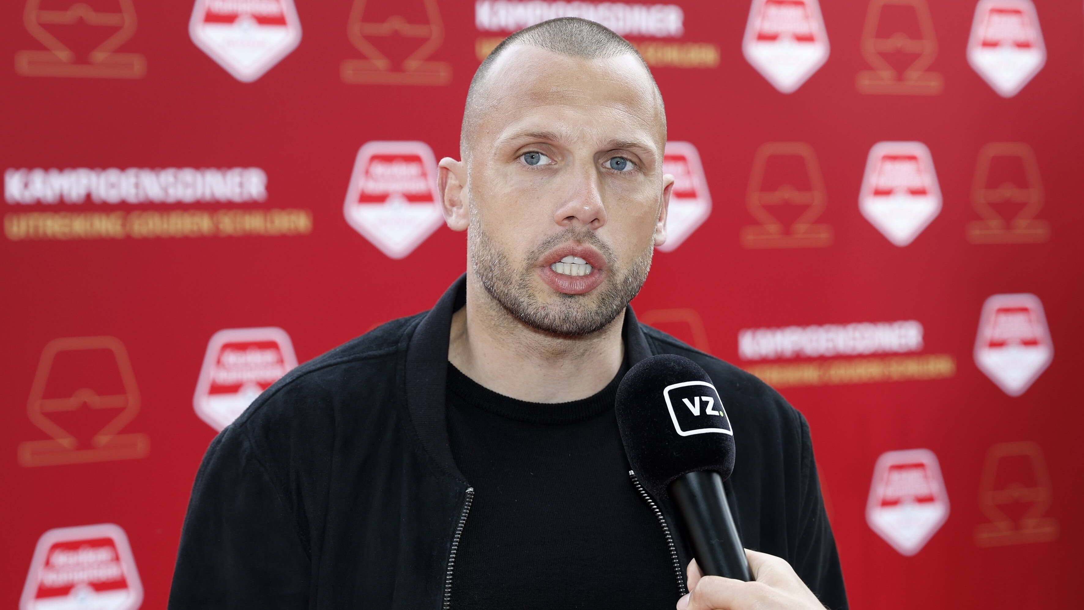 John Heitinga verklaart na Ajax - Hibernian waar hij 'heel vrolijk' van