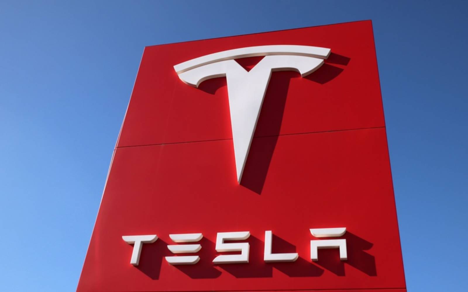 Tesla profits drop but top analyst estimates