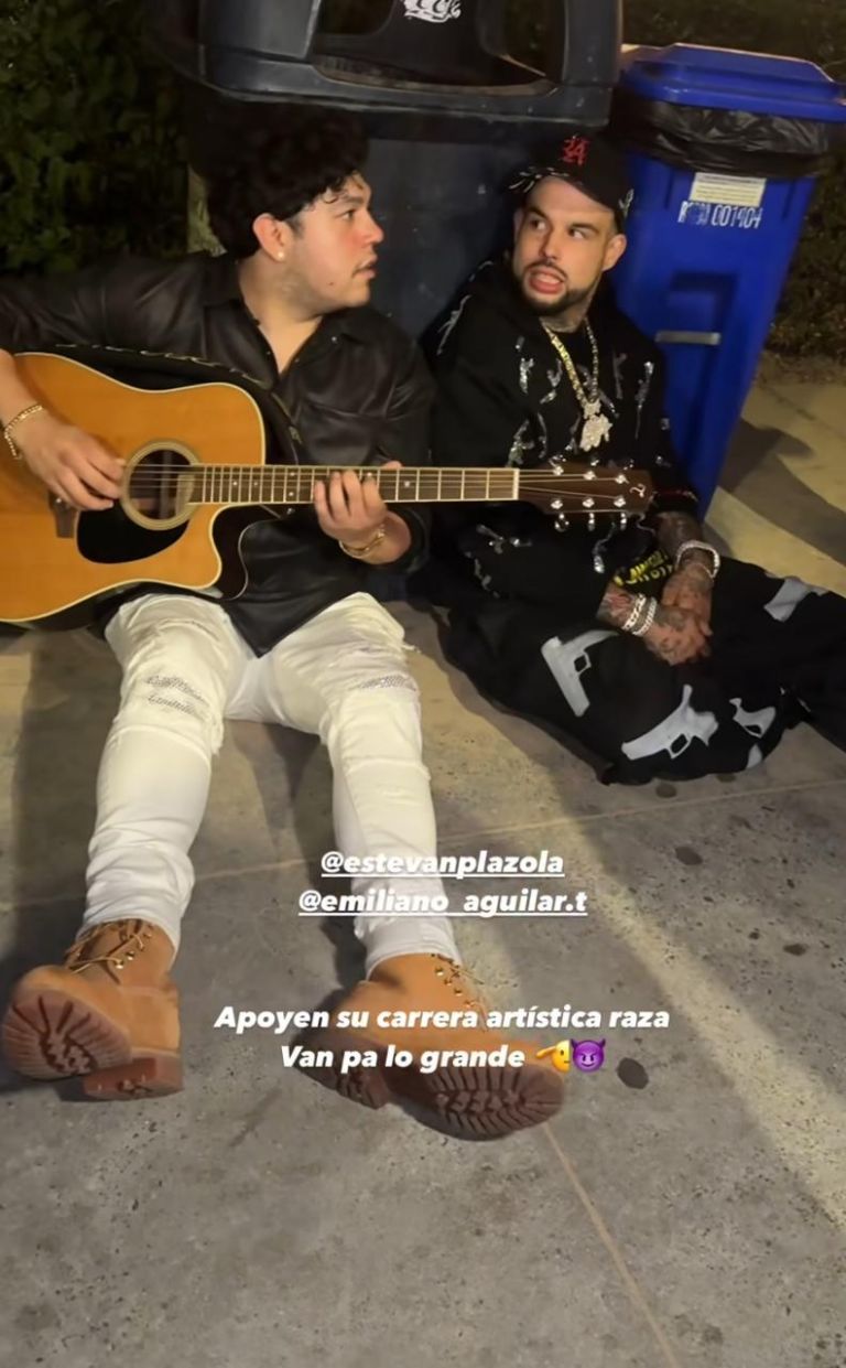 Emiliano Aguilar canta en la calle junto a otro artista. Foto Captura de pantalla IG/elfamousjuan