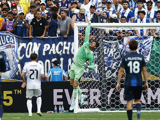 Thibaut Courtois atajando el balón. (Reuters)