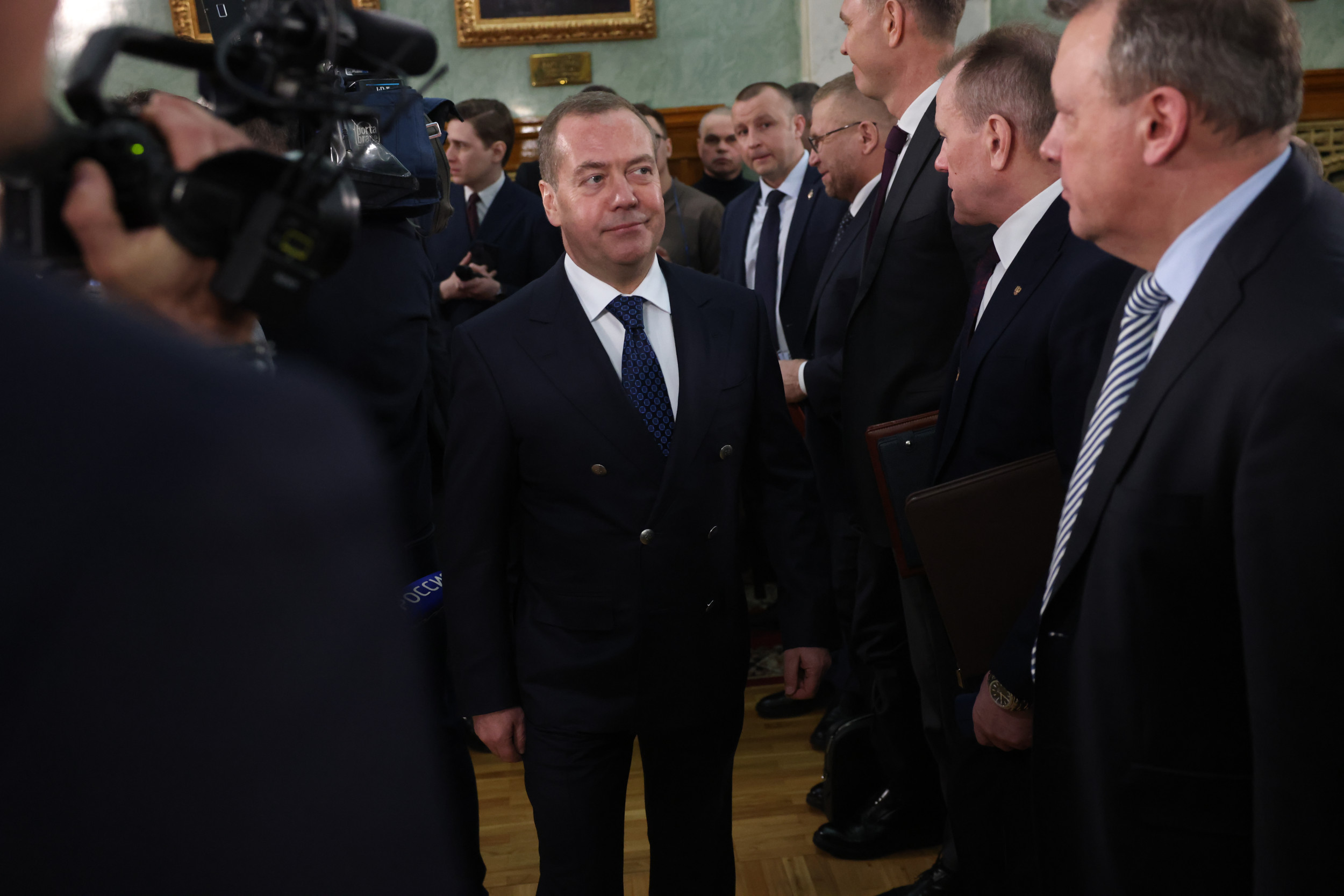 Cựu Tổng thống Nga Dmitry Medvedev bước vào hội trường trong phiên họp của Văn phòng Tổng công tố viên, ngày 19 tháng 3 tại Moscow, Nga.