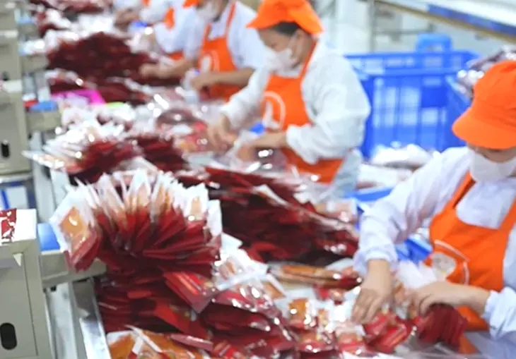 Bên trong nhà máy sản xuất của thương hiệu ăn vặt nổi tiếng mạng xã hội "Ăn Cùng Bà Tuyết" - Ảnh: Ăn Cùng Bà Tuyết