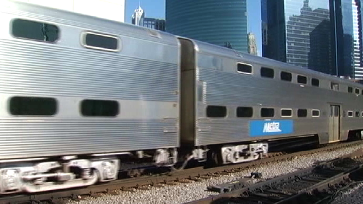 ‘Extensive delays': Metra train derailment shuts down two train lines ...