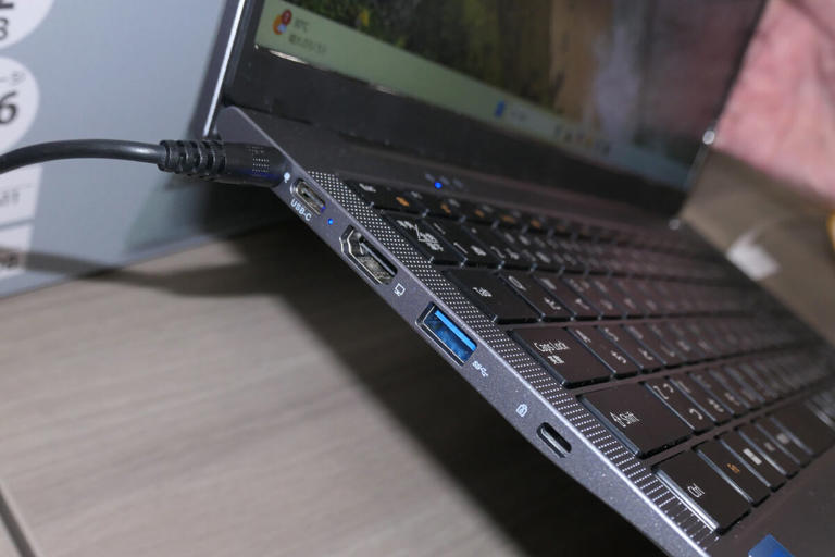 ドンキ「MUGAストイックPC」に15.6型の新モデル、キーボード配列が改善