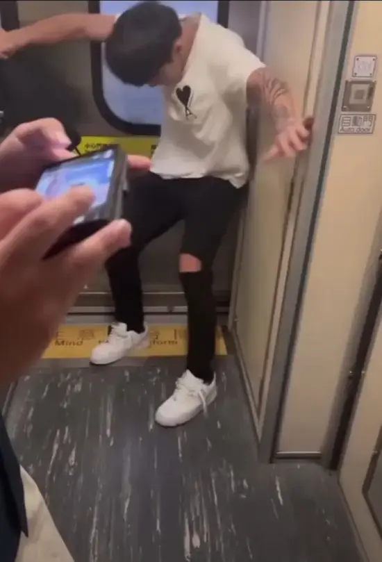 香港や台湾のSNSに上がっているソンビVAPEユーザーの奇行の数々（次ページの画像も同じ）。動画を見る限り10～20代の若者が多い