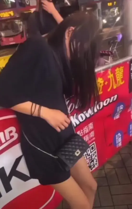 路上でピクピク痙攣する少女