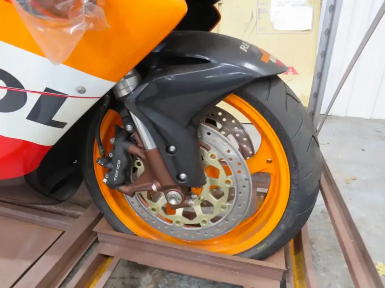Depois de 20 anos, Honda Fireblade 2005 é encontrada 0 km ainda na caixa