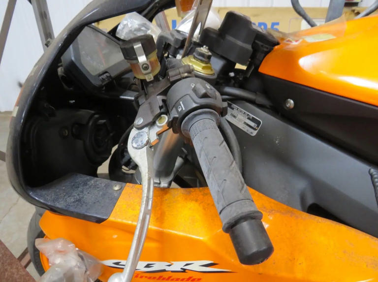 Depois de 20 anos, Honda Fireblade 2005 é encontrada 0 km ainda na caixa